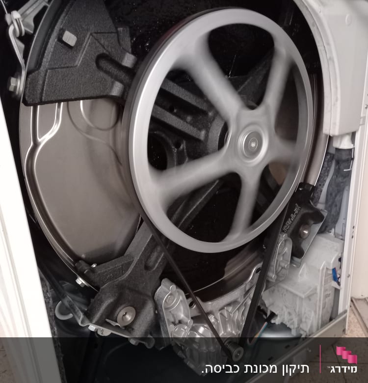 מנוע ומערכת רצועות במכונת כביסה פתוחה